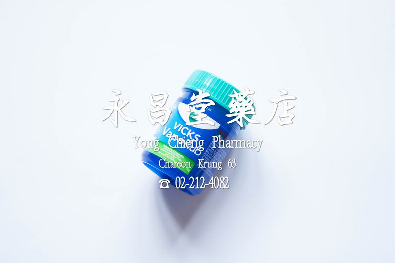 Vicks VapoRub Bottle Vicks VapoRub Bottle ### 功效
缓解鼻塞和感冒相关症状

### 使用方法
涂抹于喉咙、胸部和背部
 ยาบรรเทาอาการคัดจมูกชนิดขี้ผึ้ง