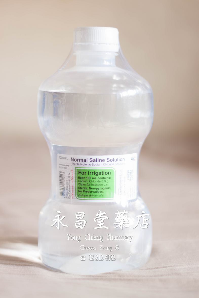 1000 毫升生理鹽水 1000 毫升生理鹽水 ### 成分
氯化鈉

### 適應症
本藥液爲無菌等滲鹽水，具有與體內細胞液體平衡的特性，適用於各種鹽水使用場景的清洗和護理：
* 用於沖洗鼻腔，減少鼻涕流入喉嚨、打噴嚏和鼻塞症狀，幫助清除鼻涕、...